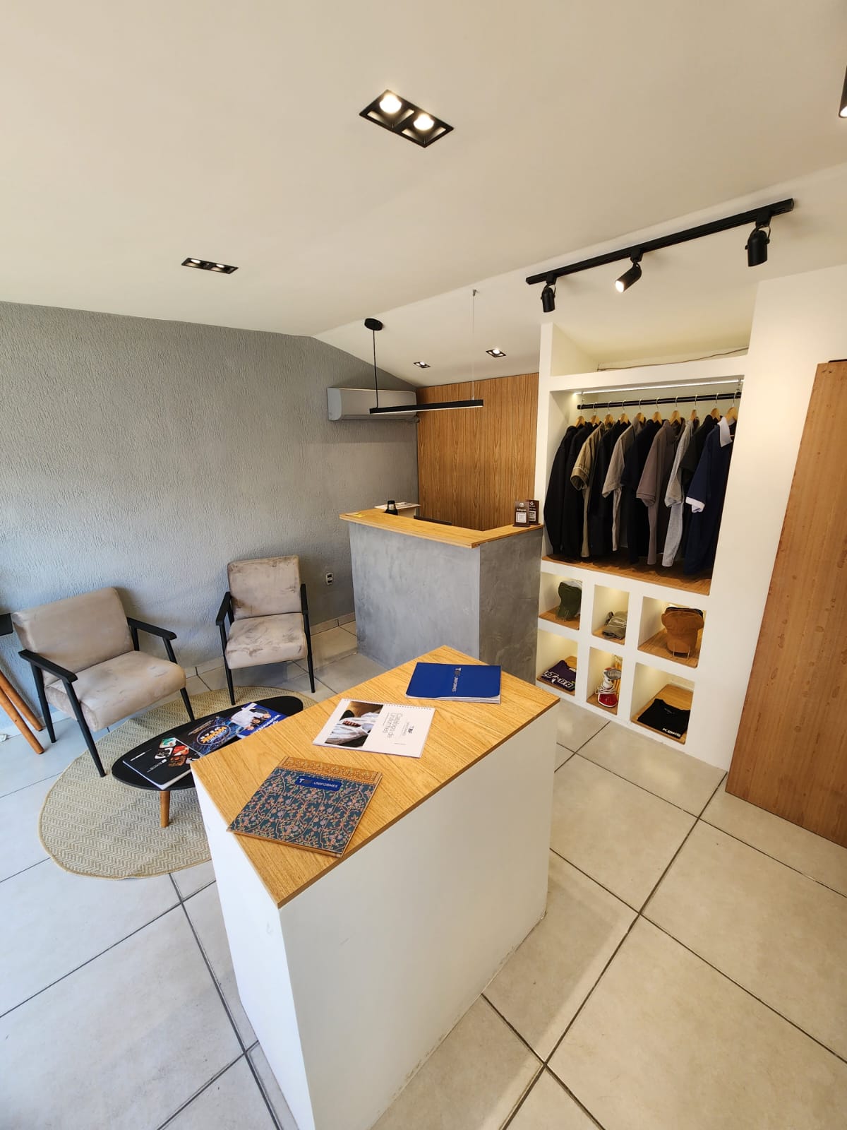 Interior da loja TBF Uniformes em Búzios