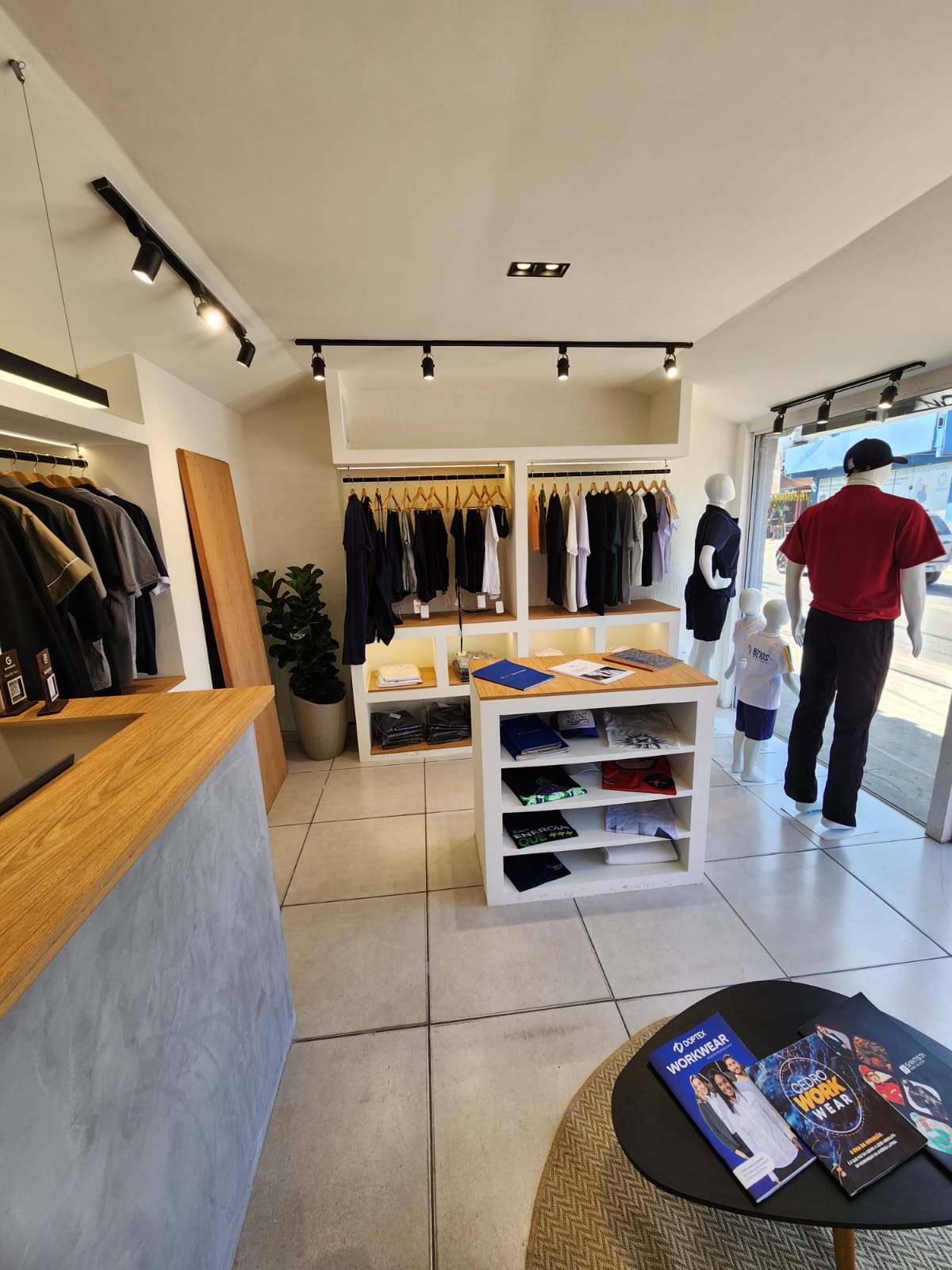 Interior da loja TBF Uniformes em Búzios