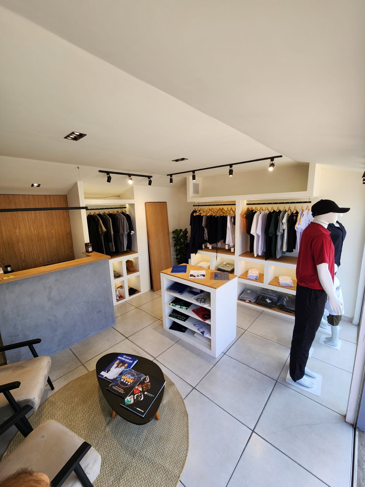 Interior da loja TBF Uniformes em Búzios